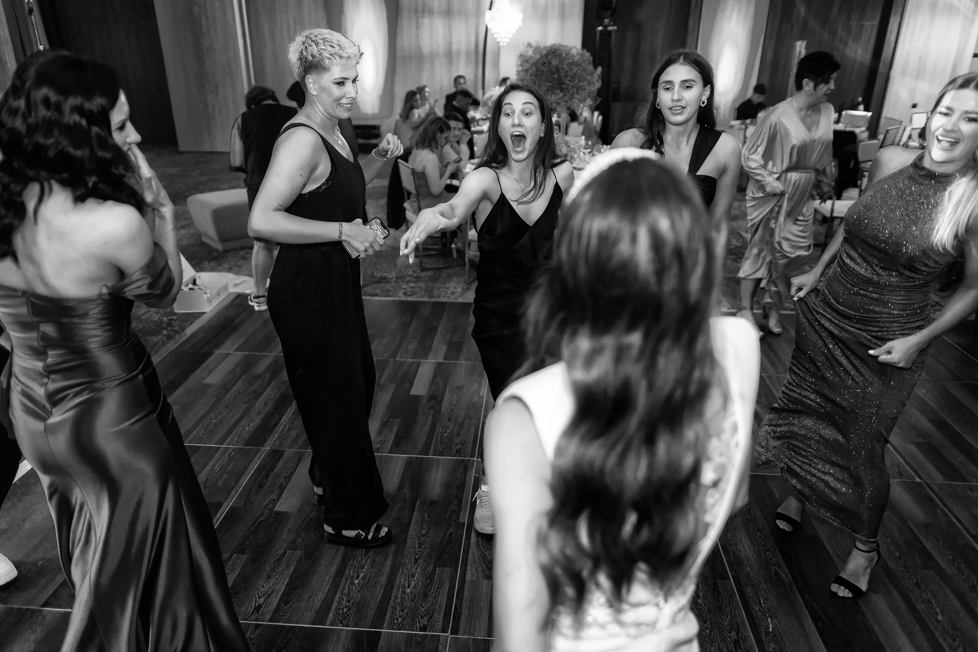 Sorina & Gicu — nunta brasov invitate dans energie candid — fotograf nuntă