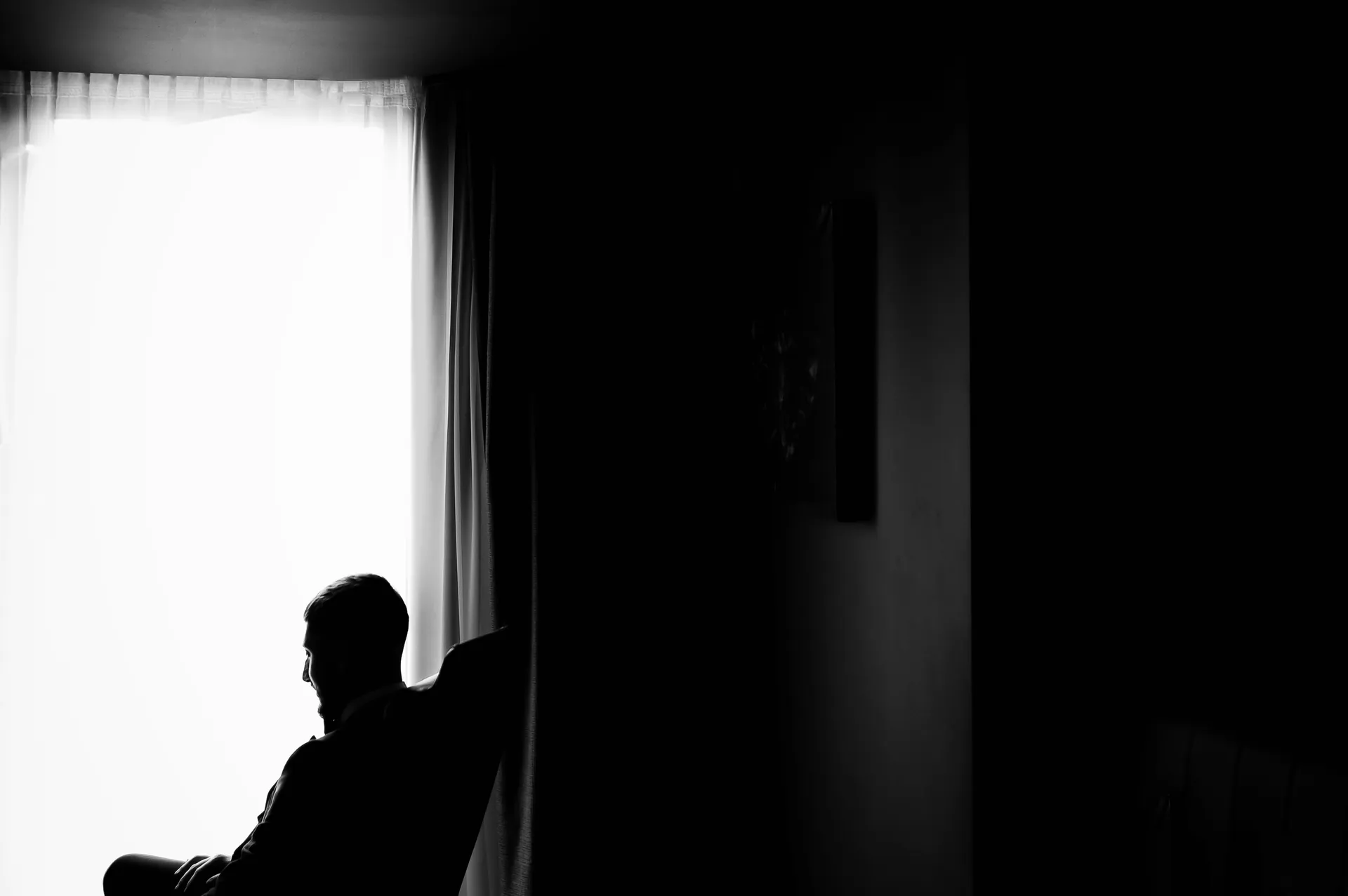 Sorina & Gicu — nunta brasov mire silueta fereastra contemplativ — fotograf nuntă