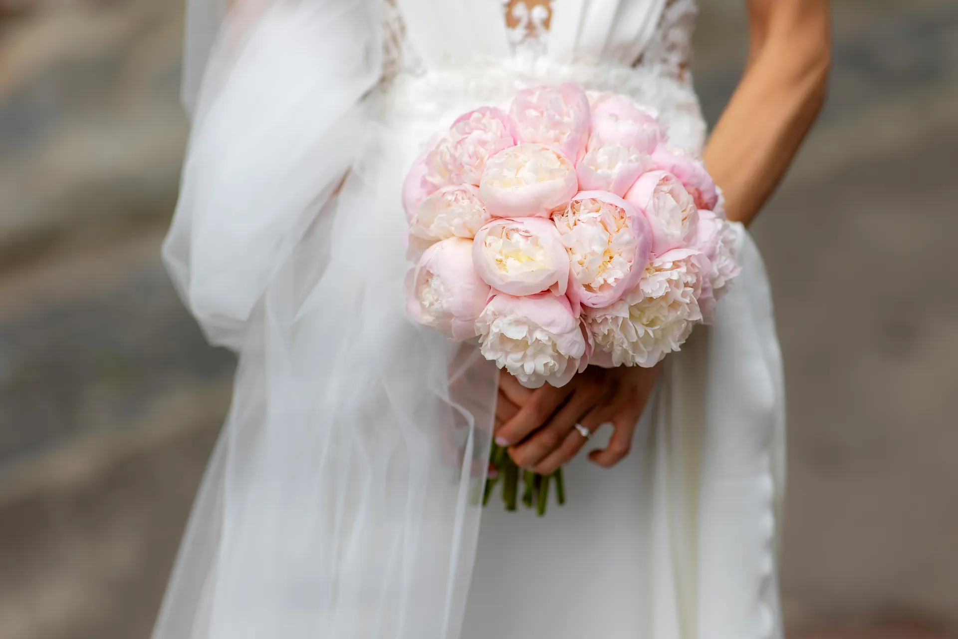 Sorina & Gicu — nunta brasov buchet bujori roz detaliu voal — fotograf nuntă