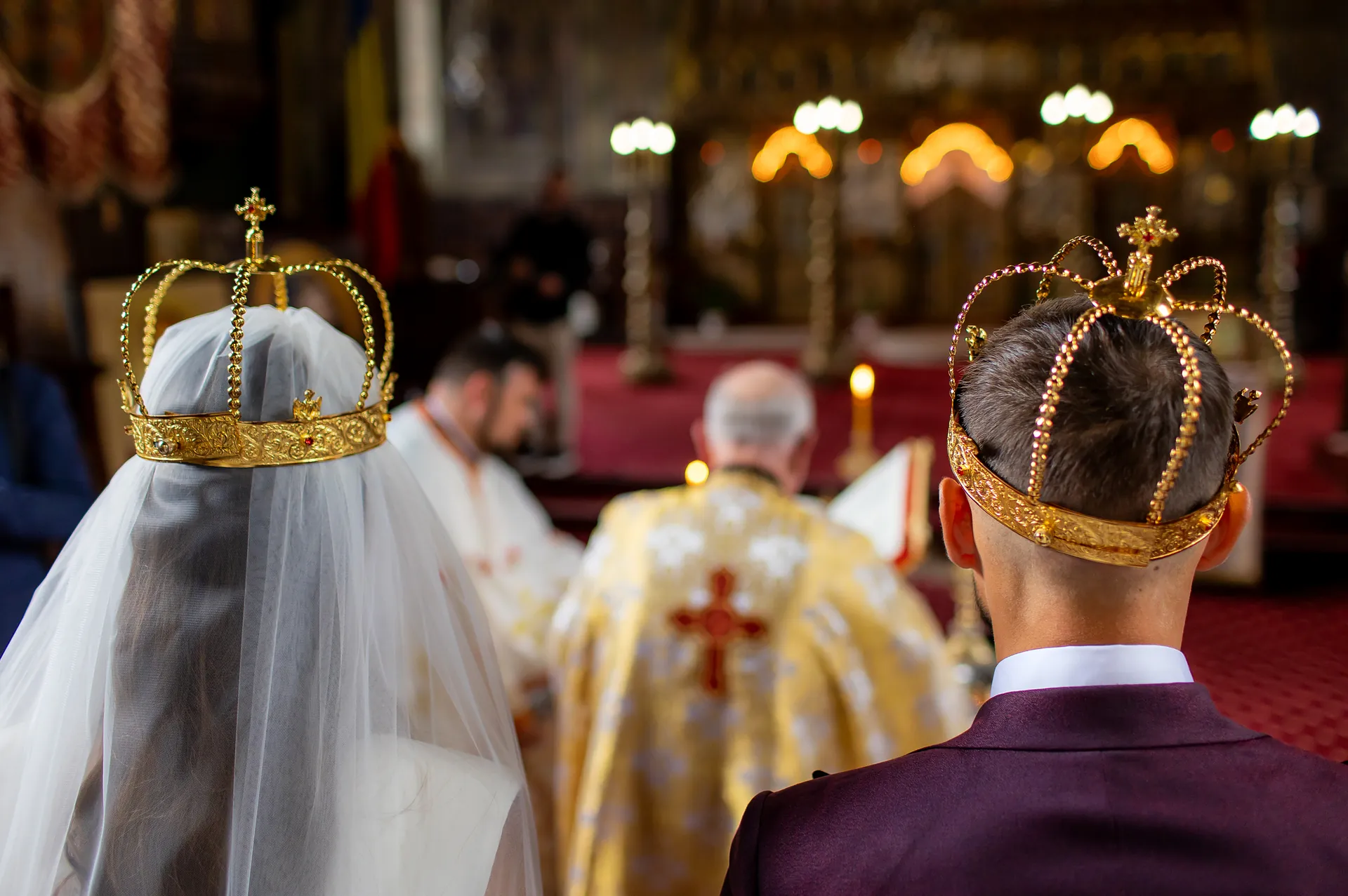 Sorina & Gicu — nunta brasov cununii spate preot vestminte aurii — fotograf nuntă