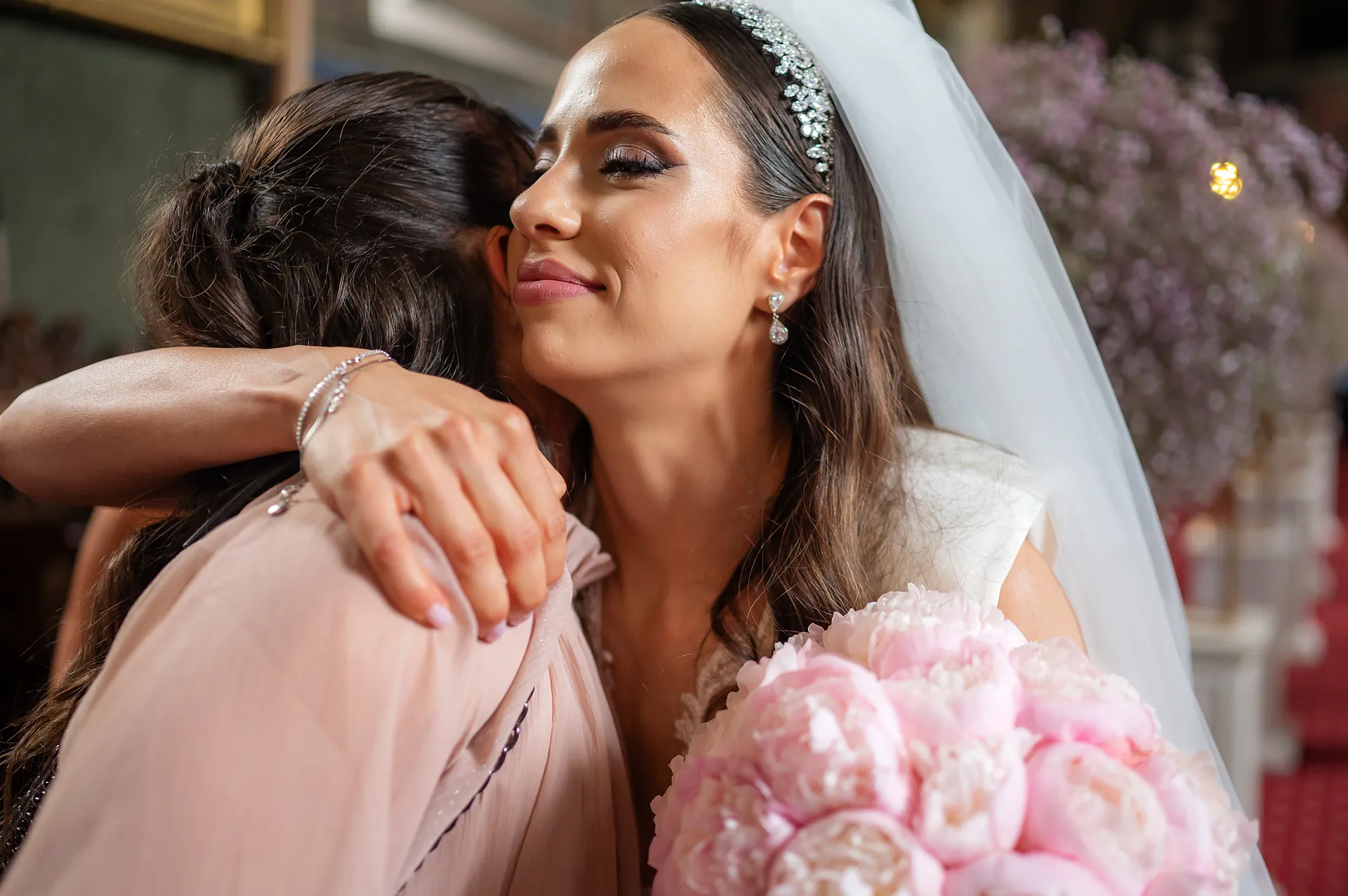 Sorina & Gicu — nunta brasov mireasa imbratisare prietena lacrimi — fotograf nuntă