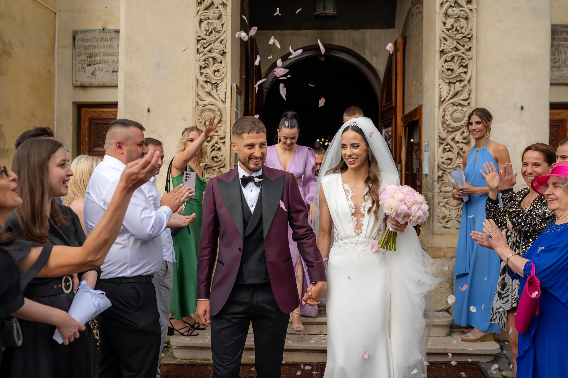 Sorina & Gicu — nunta brasov iesire biserica petale portal piatra — fotograf nuntă