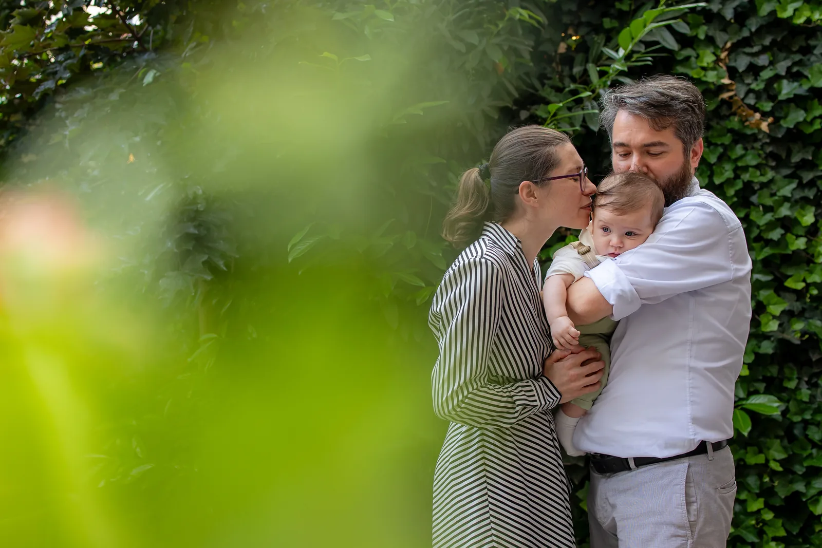 Botezul lui Ștefan — botez 1568 bistro cluj bokeh frunze mama saruta stefan — fotograf botez