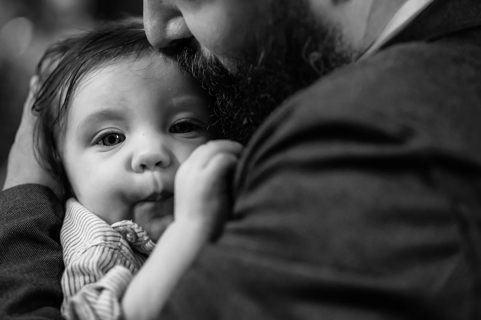 Botezul lui Ștefan — botez 1568 bistro cluj bw tata saruta stefan intim — fotograf botez