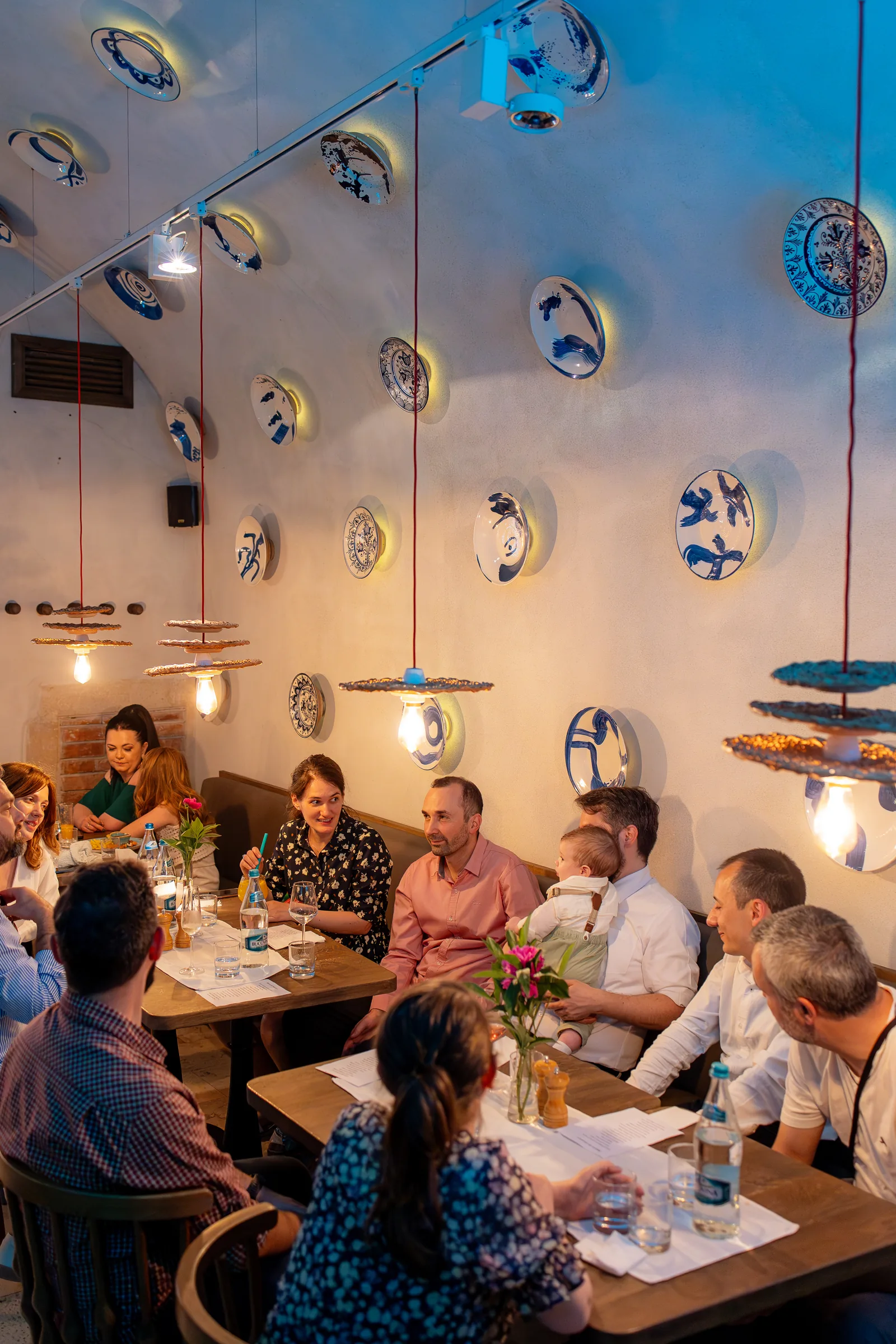 Botezul lui Ștefan — botez 1568 bistro cluj 1568 perete farfurii cobalt cabluri rosii — fotograf botez