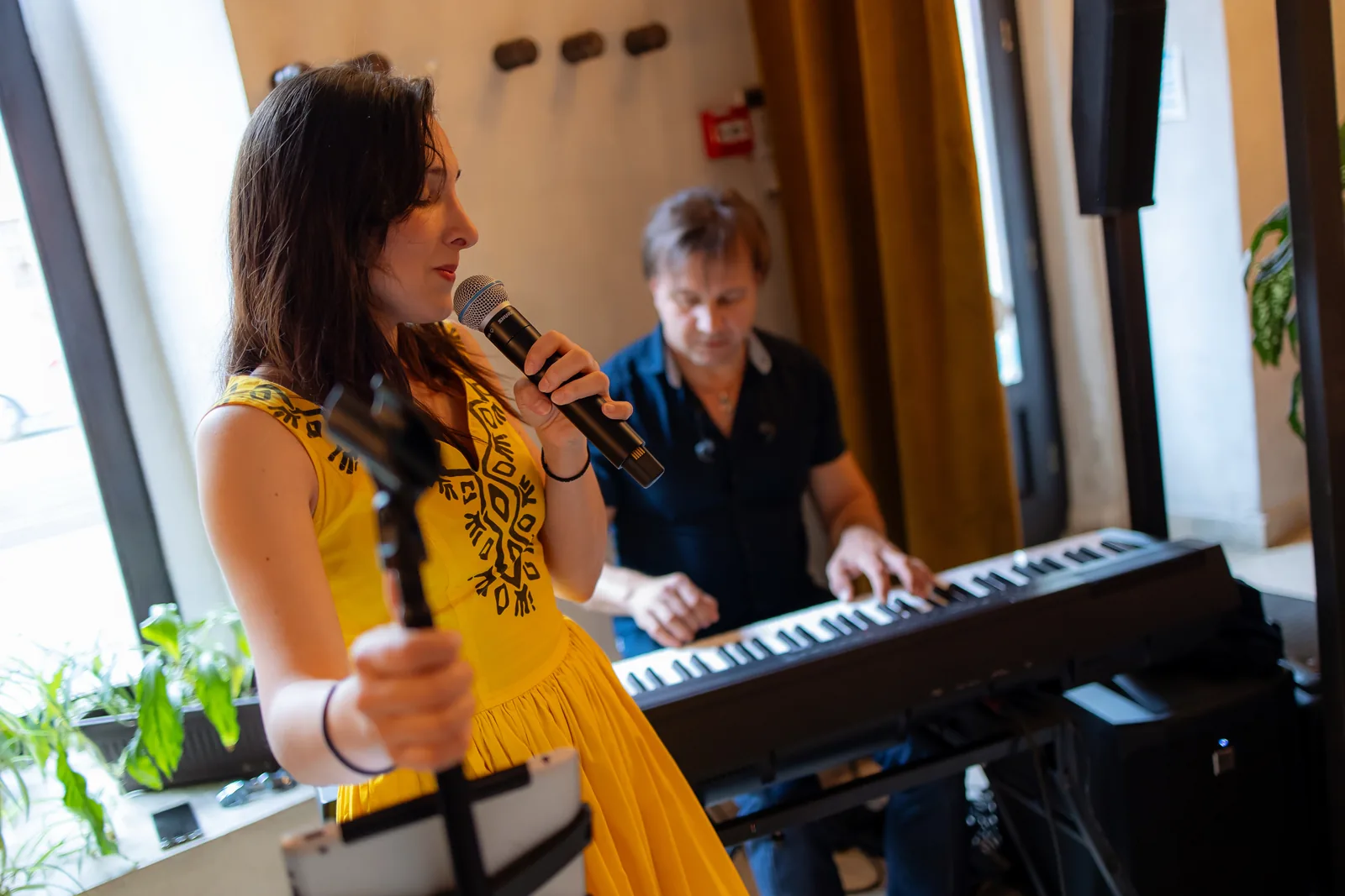 Botezul lui Ștefan — botez 1568 bistro cluj cantareata rochie galbena claviet — fotograf botez