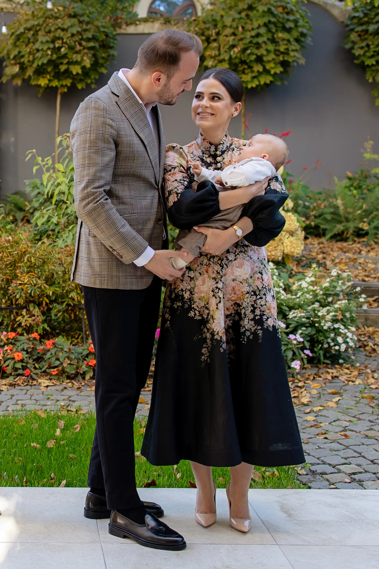 Botezul lui Ștefan — botez casa boema cluj stefan vertical gradina mama priveste tata bebelus — fotograf botez