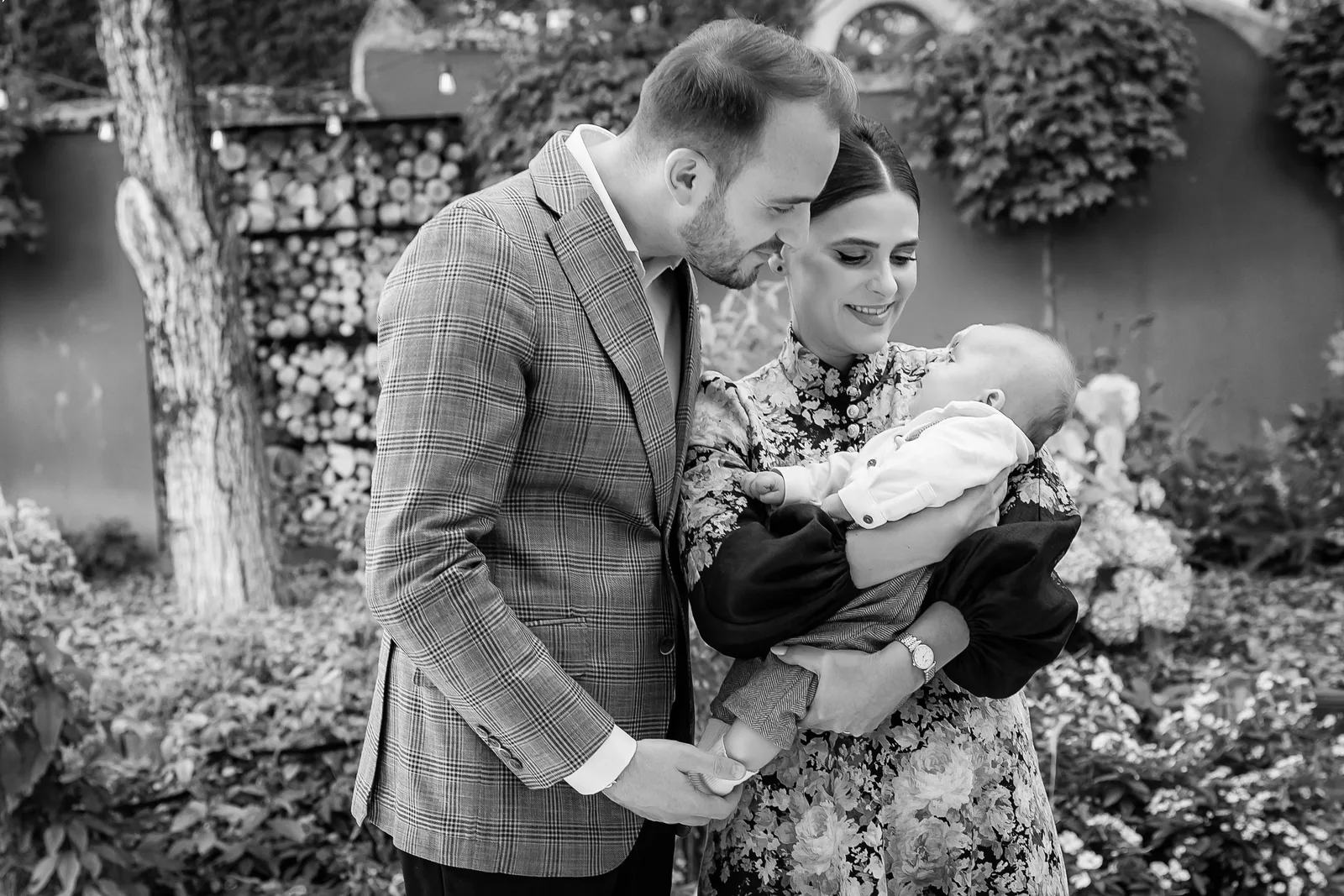 Botezul lui Ștefan — botez casa boema cluj stefan bw gradina bebelus pe pieptul mamei — fotograf botez