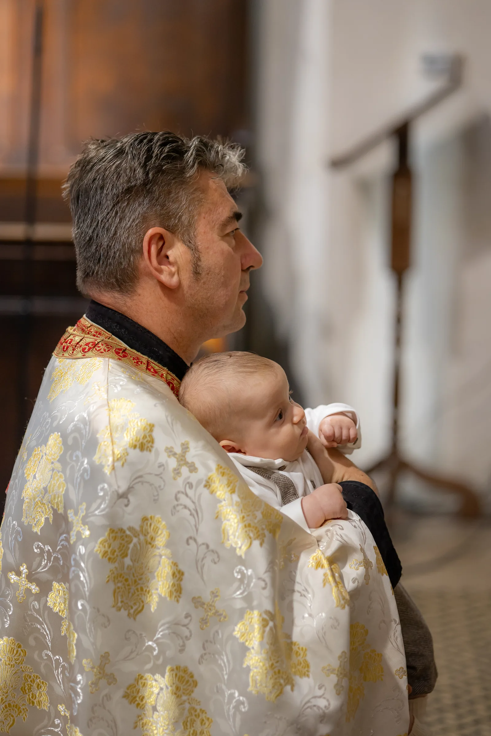 Botezul lui Ștefan — botez casa boema cluj stefan preot poarta bebelus vesmant aurit — fotograf botez