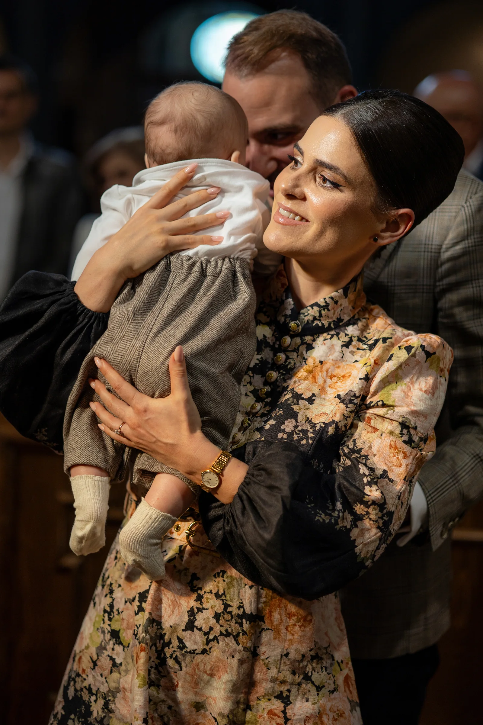 Botezul lui Ștefan — botez casa boema cluj stefan mama imbratiseaza tata bebelus emotie — fotograf botez