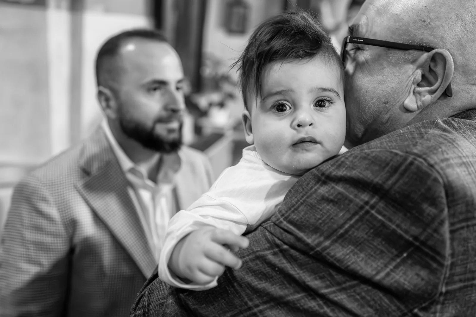 Botezul lui Ștefan — botez casa boema cluj stefan bunic saruta bebelus obraz — fotograf botez