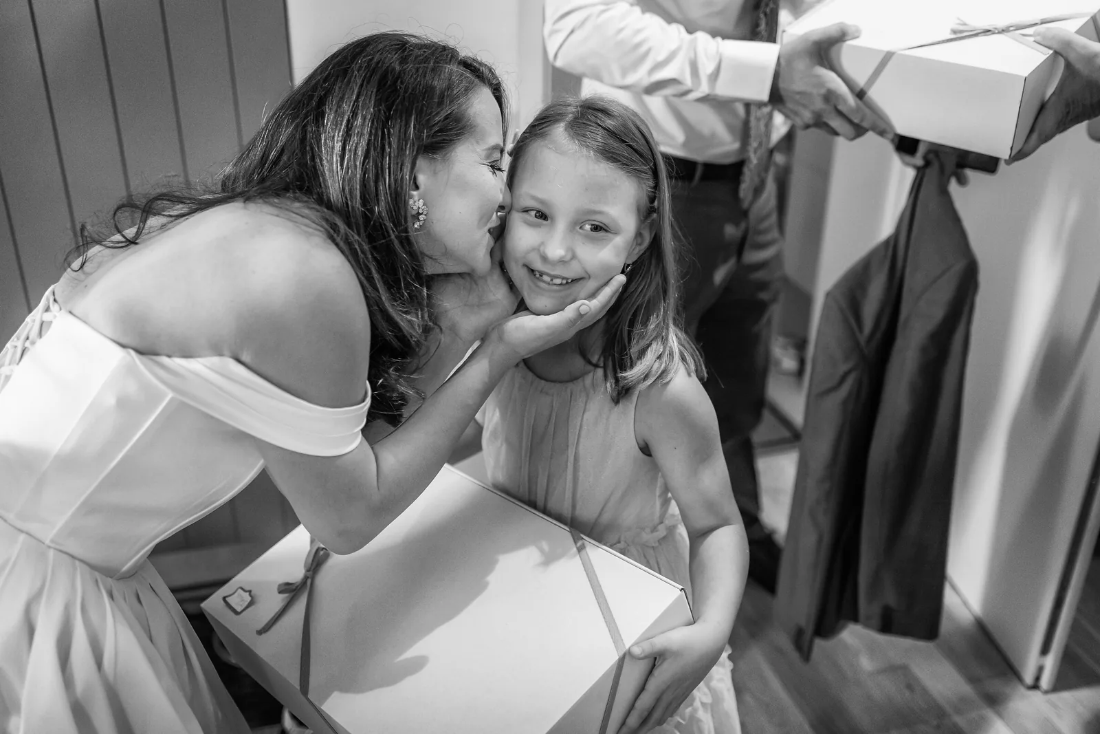 Botezul Theei — botez casa boema cluj thea bw nasa saruta fetita cadou — fotograf botez