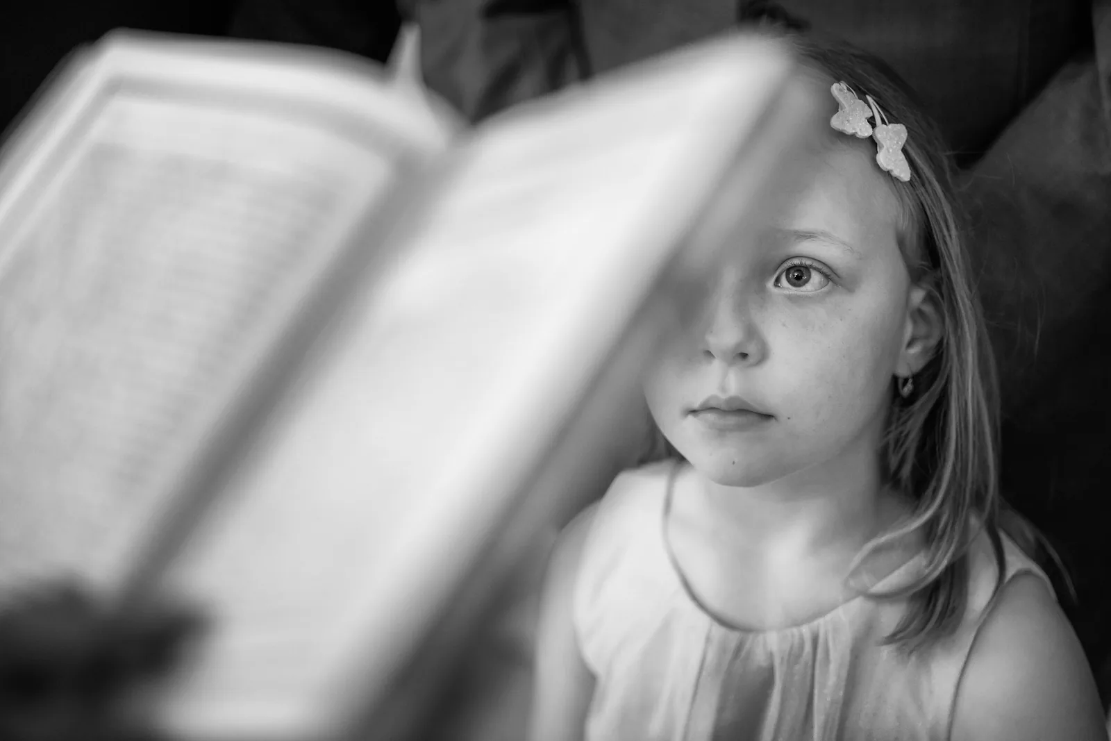 Botezul Theei — botez casa boema cluj thea bw sora mai mare lumina biblie — fotograf botez