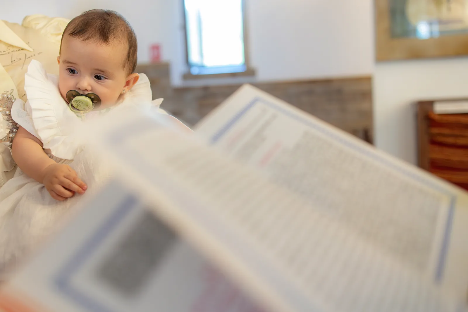 Botezul Theei — botez casa boema cluj thea thea suzeta biblie blur dramatic — fotograf botez
