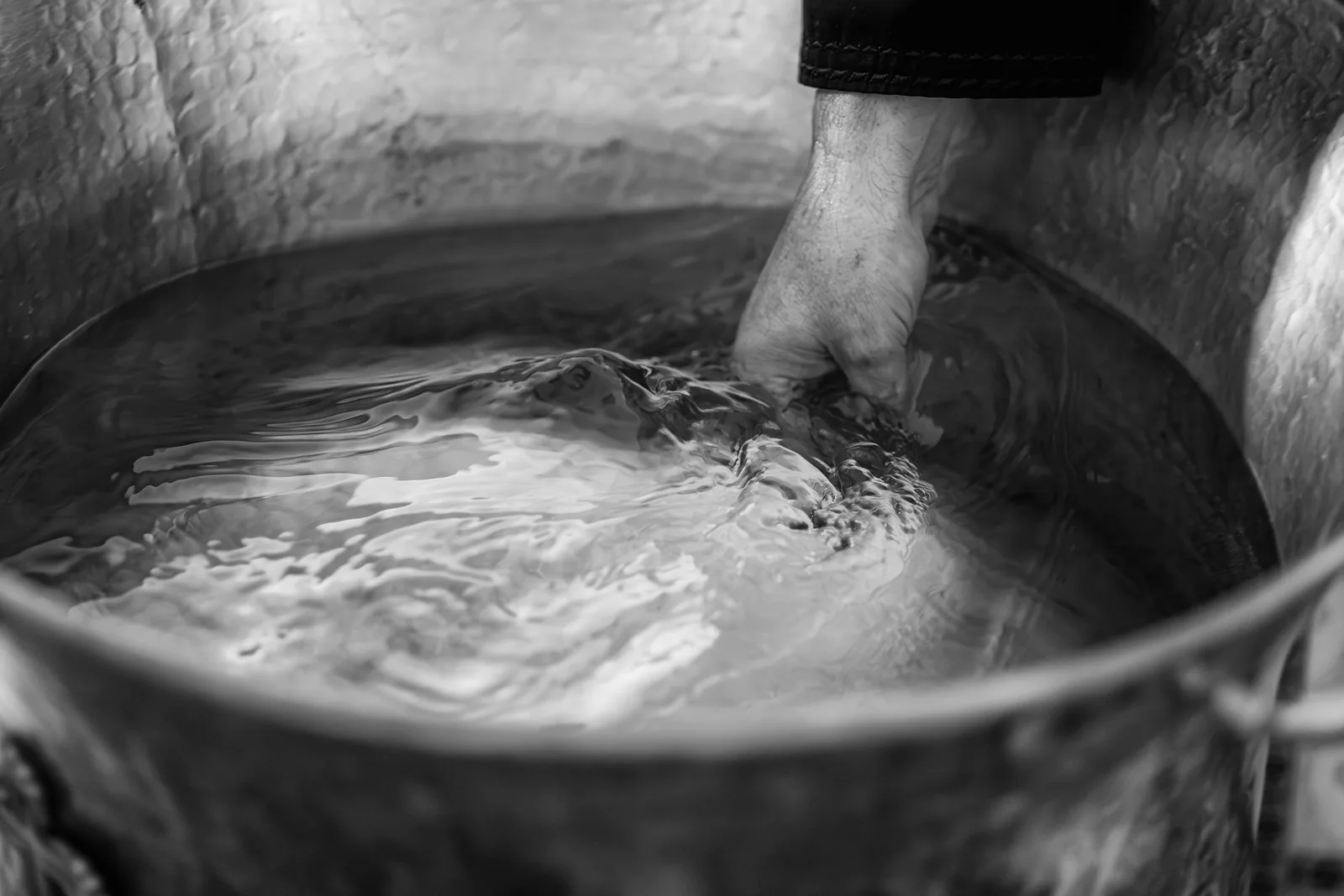 Botezul Theei — botez casa boema cluj thea bw mana preot apa abstract — fotograf botez