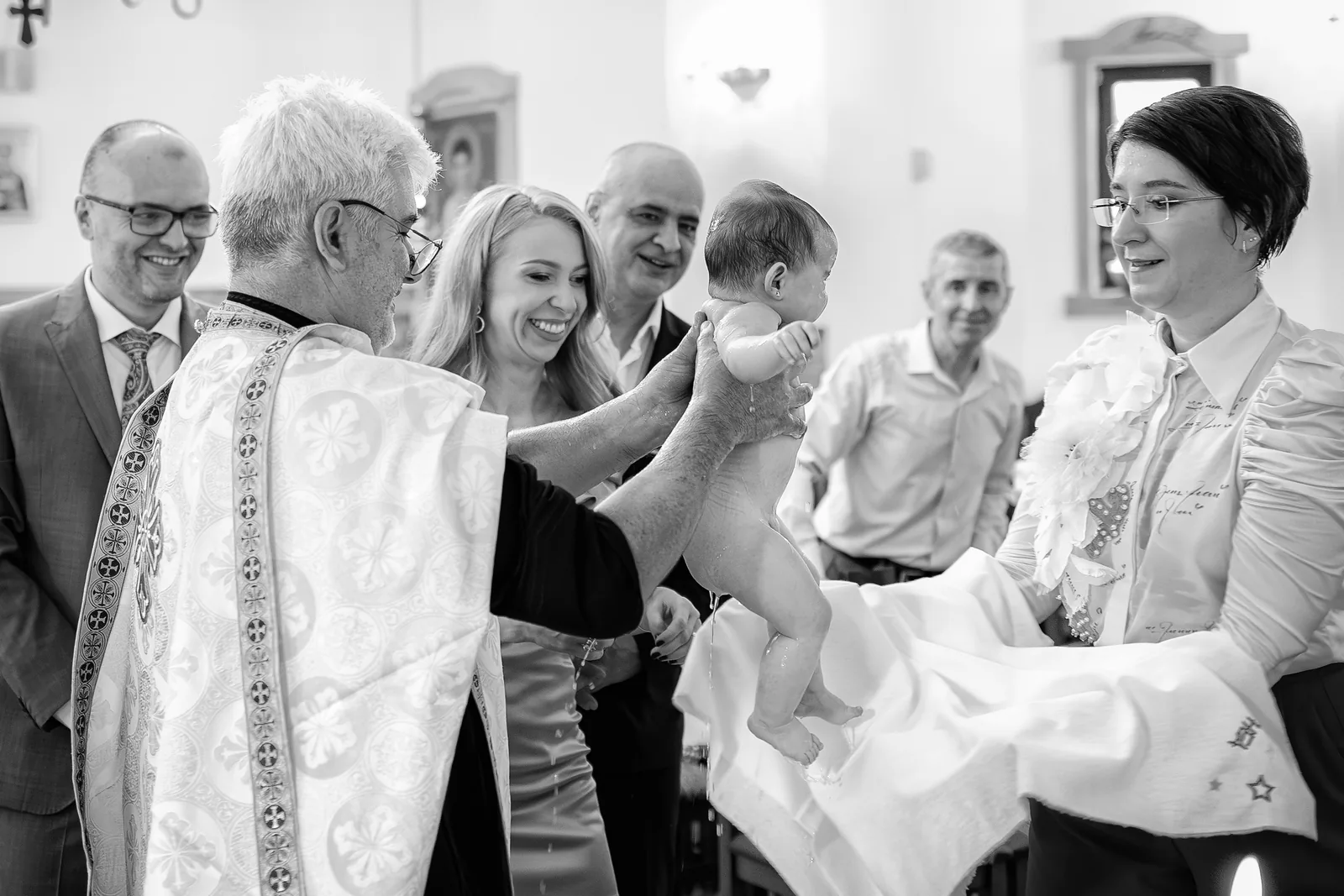 Botezul Theei — botez casa boema cluj thea bw preot ridica thea mama rasete — fotograf botez