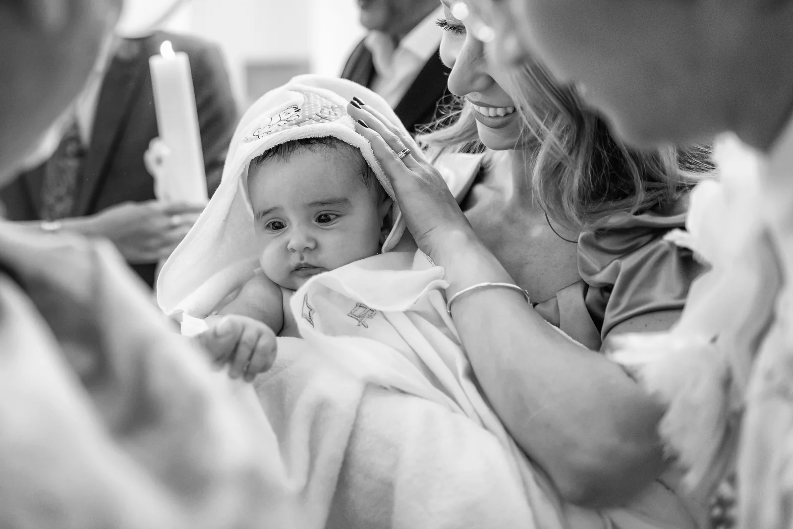 Botezul Theei — botez casa boema cluj thea bw thea prosop maini mama — fotograf botez