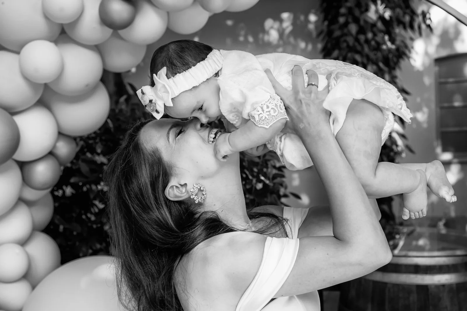 Botezul Theei — botez casa boema cluj thea bw mama ridica thea sarut — fotograf botez