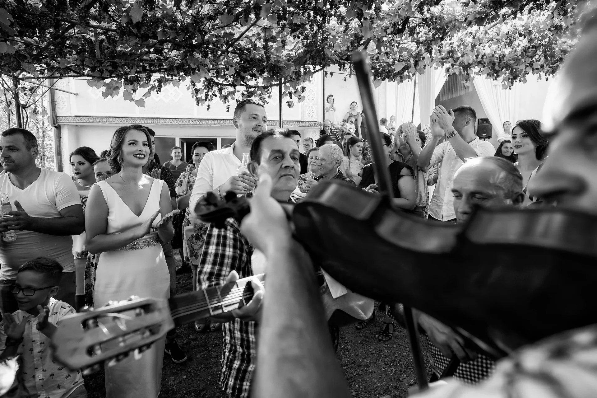 Vicky & Dimitri — nunta tarsolt negresti oas tradițional miri coroane aurii ceremonie preot bw emotie — fotograf nuntă