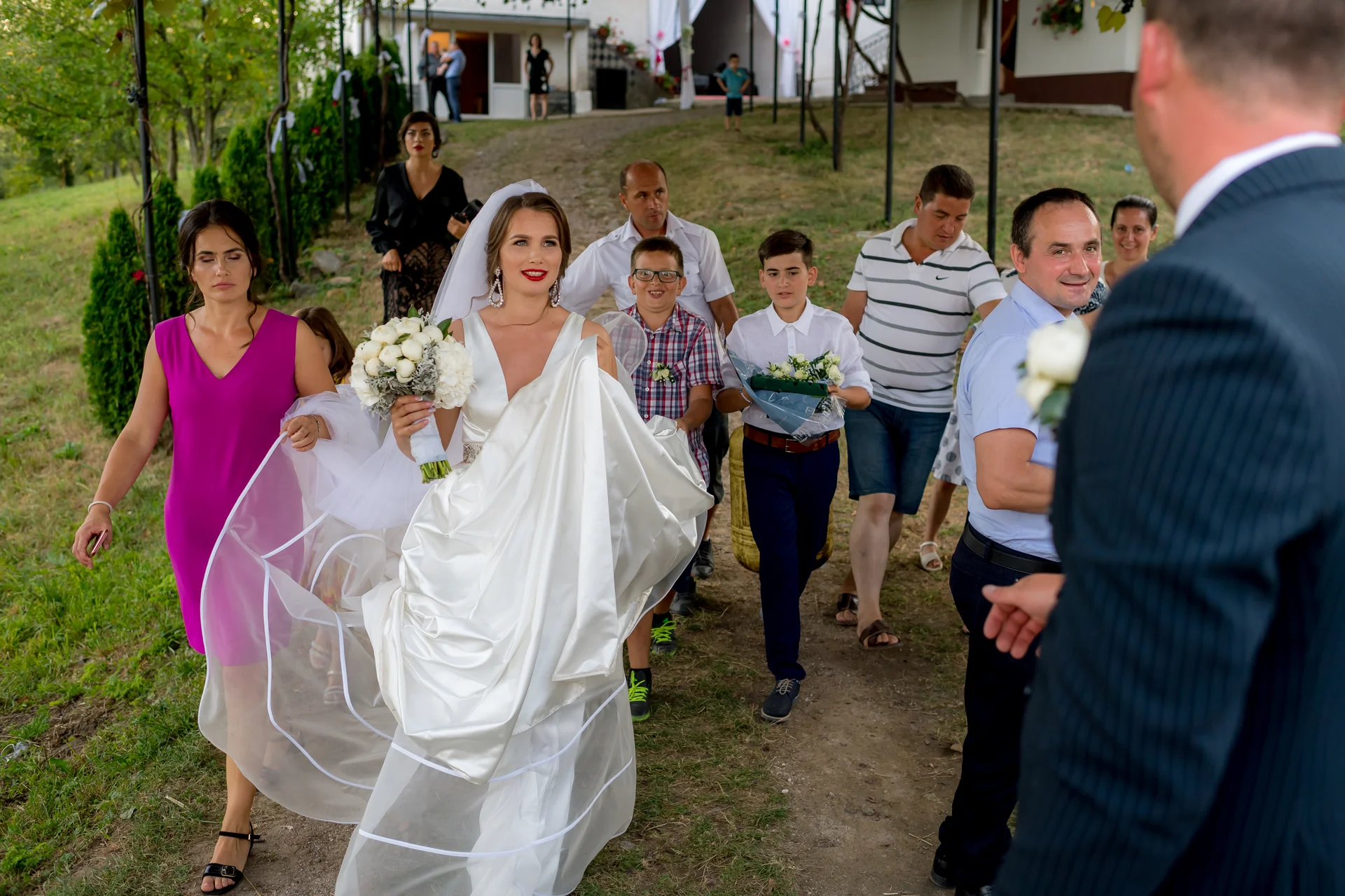 Vicky & Dimitri — nunta tarsolt negresti oas tradițional iesire biserica invitati bucurie tradițional — fotograf nuntă