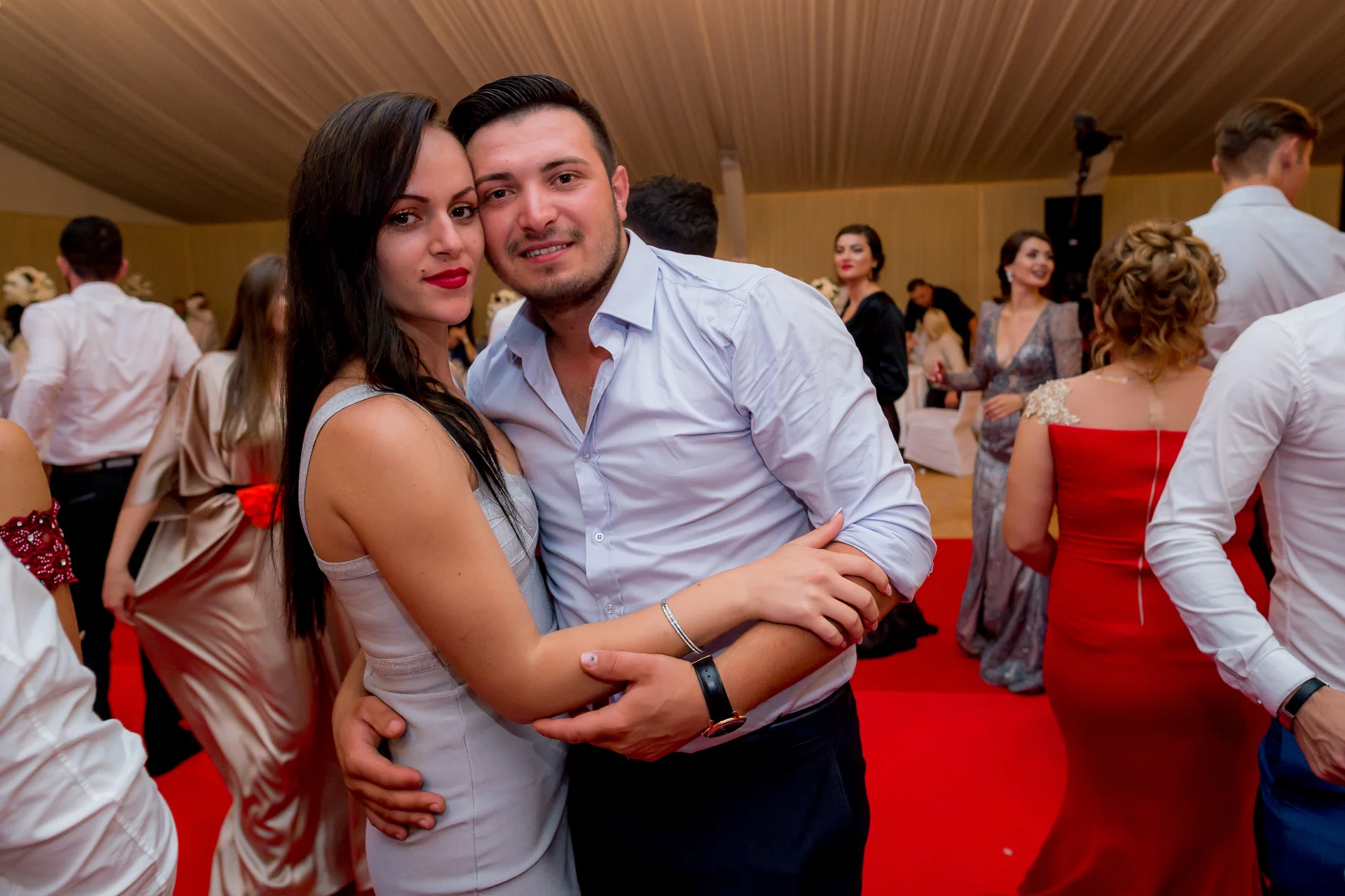 Vicky & Dimitri — nunta tarsolt negresti oas tradițional miri moment intim dans lent seara — fotograf nuntă