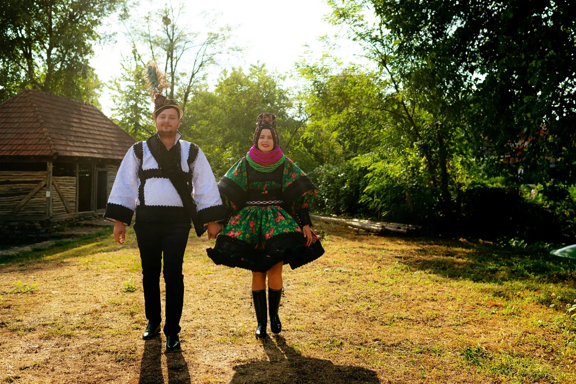Vicky & Dimitri — nunta tarsolt negresti oas tradițional muzeul satului negresti oas cuplu traditional biserica lemn peisaj — fotograf nuntă