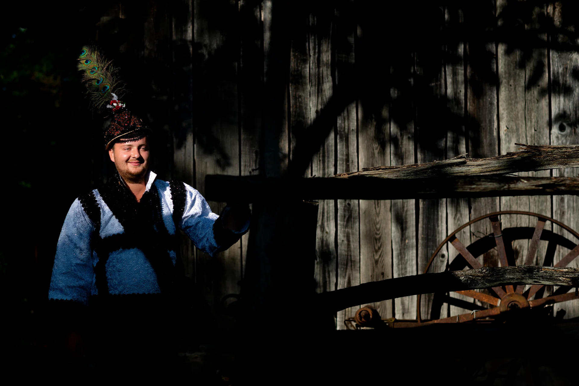 Vicky & Dimitri — nunta tarsolt negresti oas tradițional muzeul satului negresti oas mire palarie cu pene costum osenesc traditional — fotograf nuntă