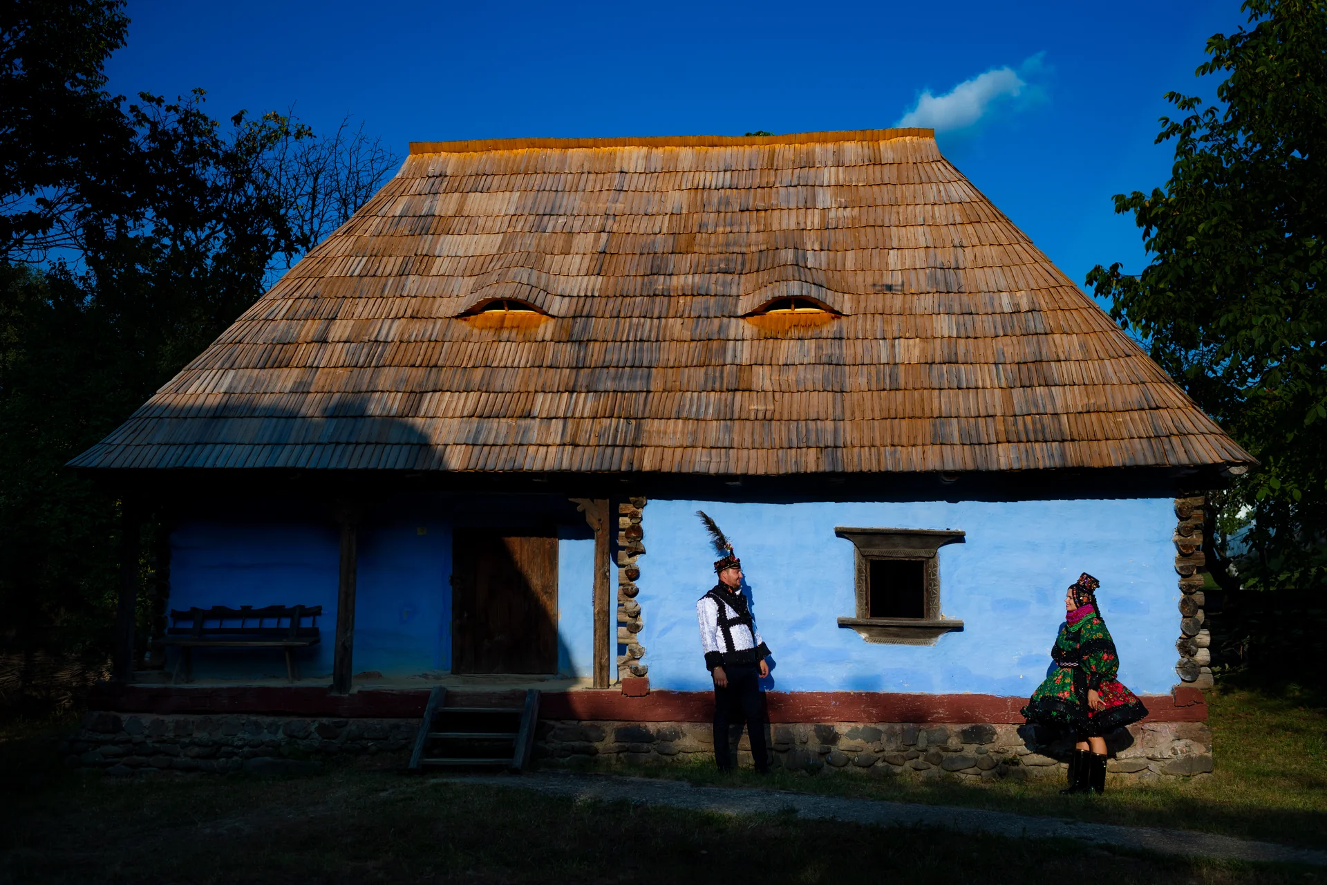 Vicky & Dimitri — nunta tarsolt negresti oas tradițional muzeul satului negresti oas cuplu tradițional case oas peisaj — fotograf nuntă