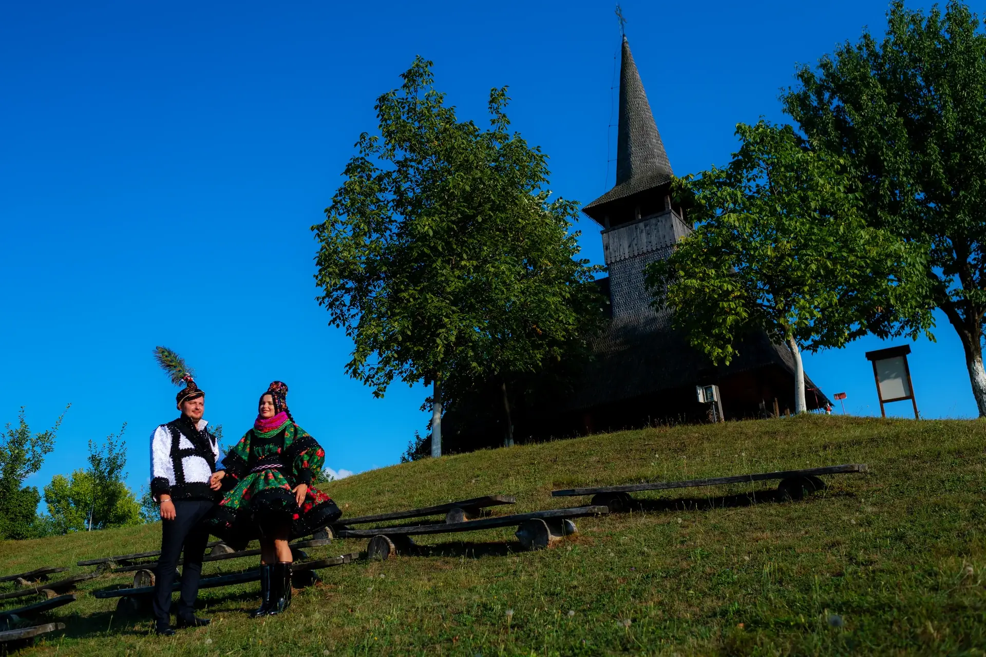 Vicky & Dimitri — nunta tarsolt negresti oas tradițional muzeul satului negresti oas cuplu biserica lemn maramures oas peisaj — fotograf nuntă