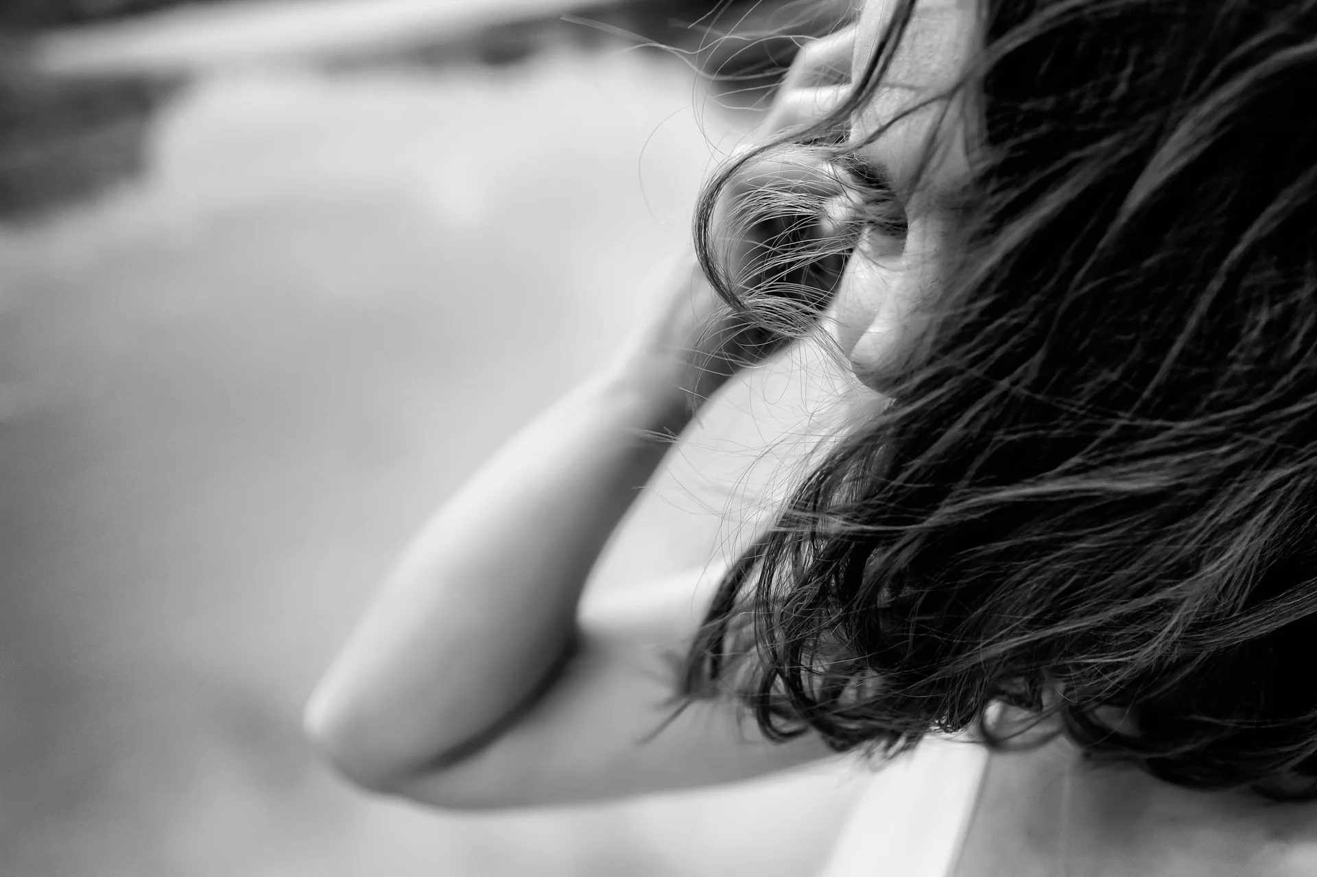 Vicky & Dimitri — nunta tarsolt negresti oas tradițional ttd mire mireasa portret intim sarut bw — fotograf nuntă