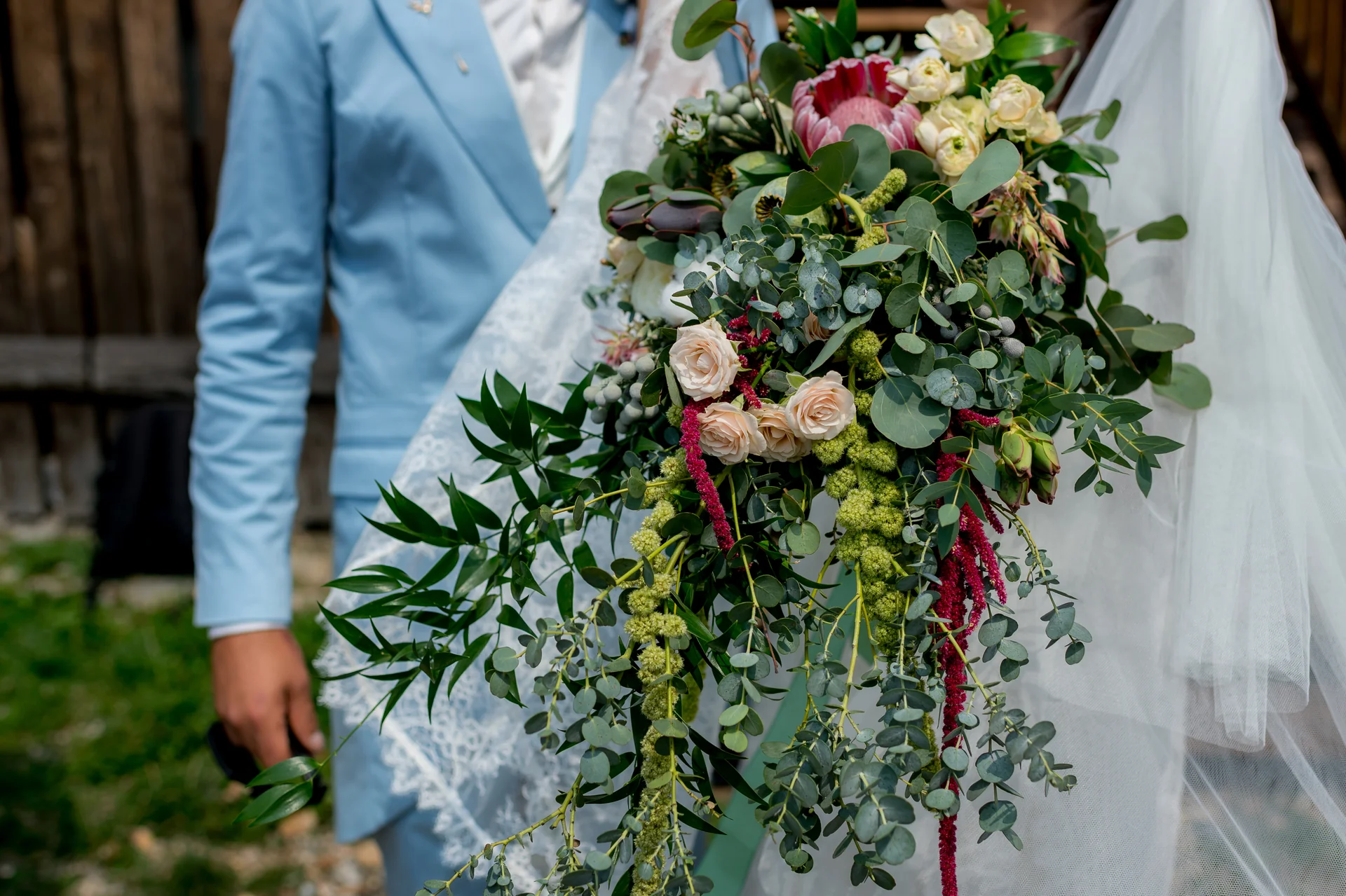 Dee & We — nunta marisel apuseni detaliu buchet amaranth rosii eucalipt mire bleu — fotograf nuntă