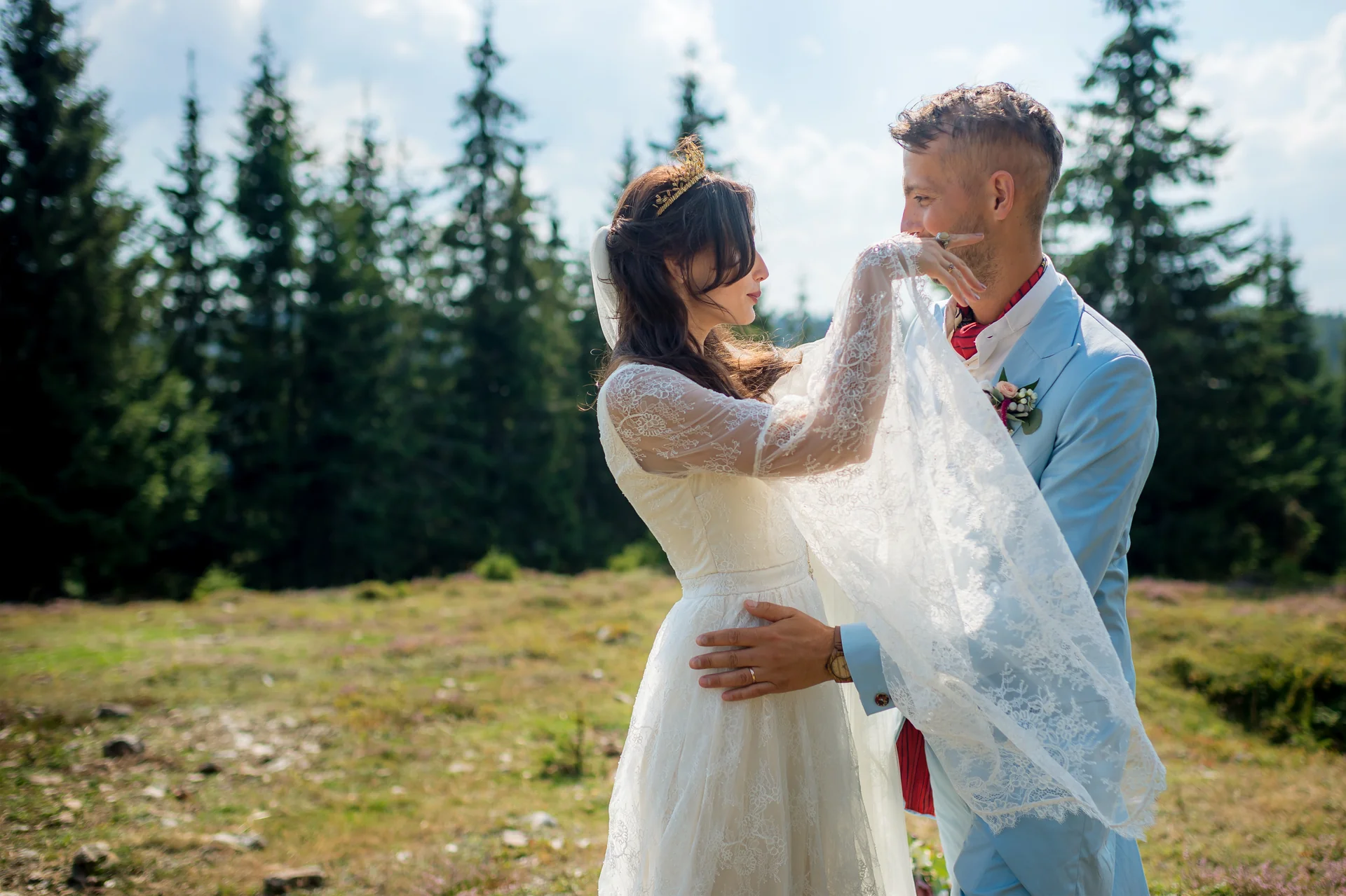 Dee & We — nunta marisel apuseni schimb verighete detaliu maini macro — fotograf nuntă