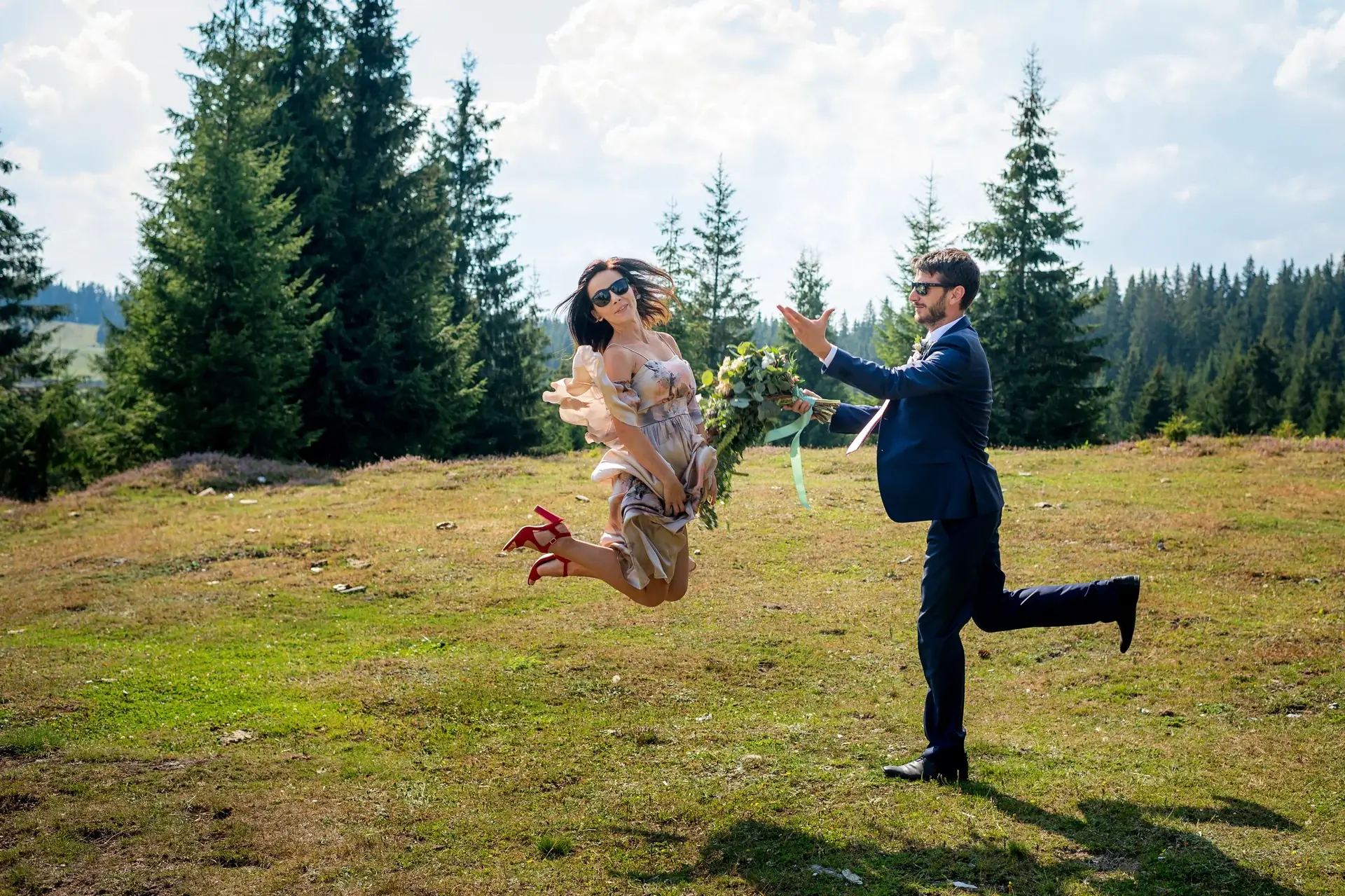 Dee & We — nunta marisel apuseni iesire biserica petale invitati bucurie — fotograf nuntă