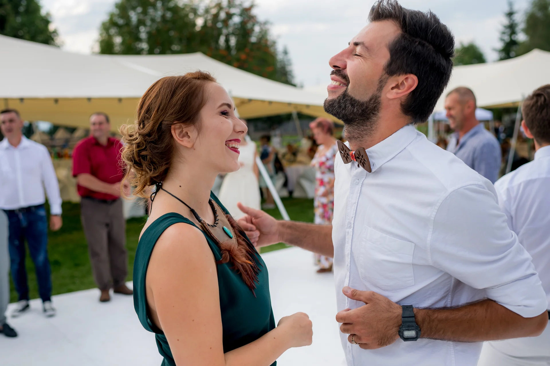 Dee & We — nunta marisel apuseni invitati ras candid ring dans aer liber — fotograf nuntă